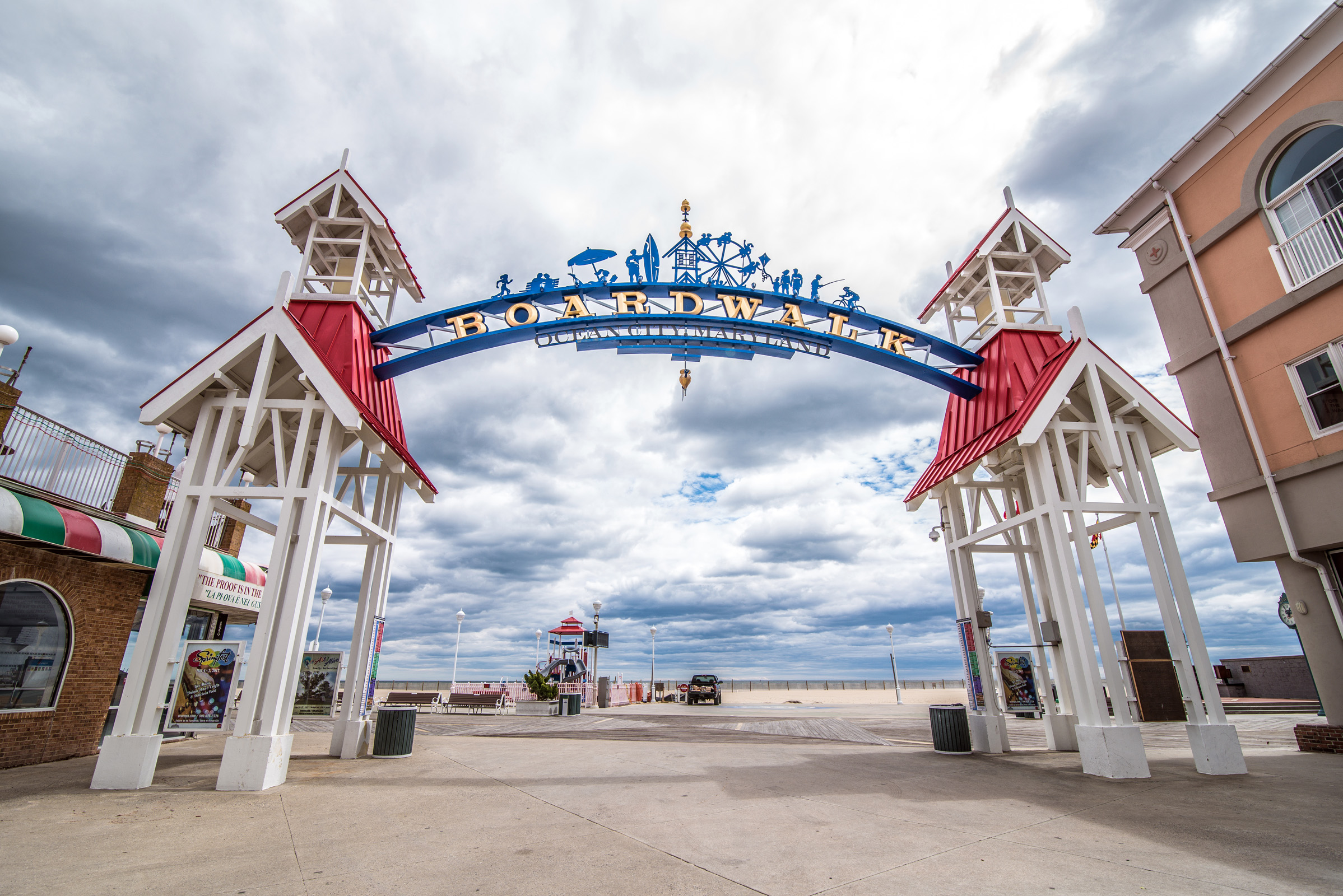 the entrance sign to the boardwalk of Ocean City,MD.